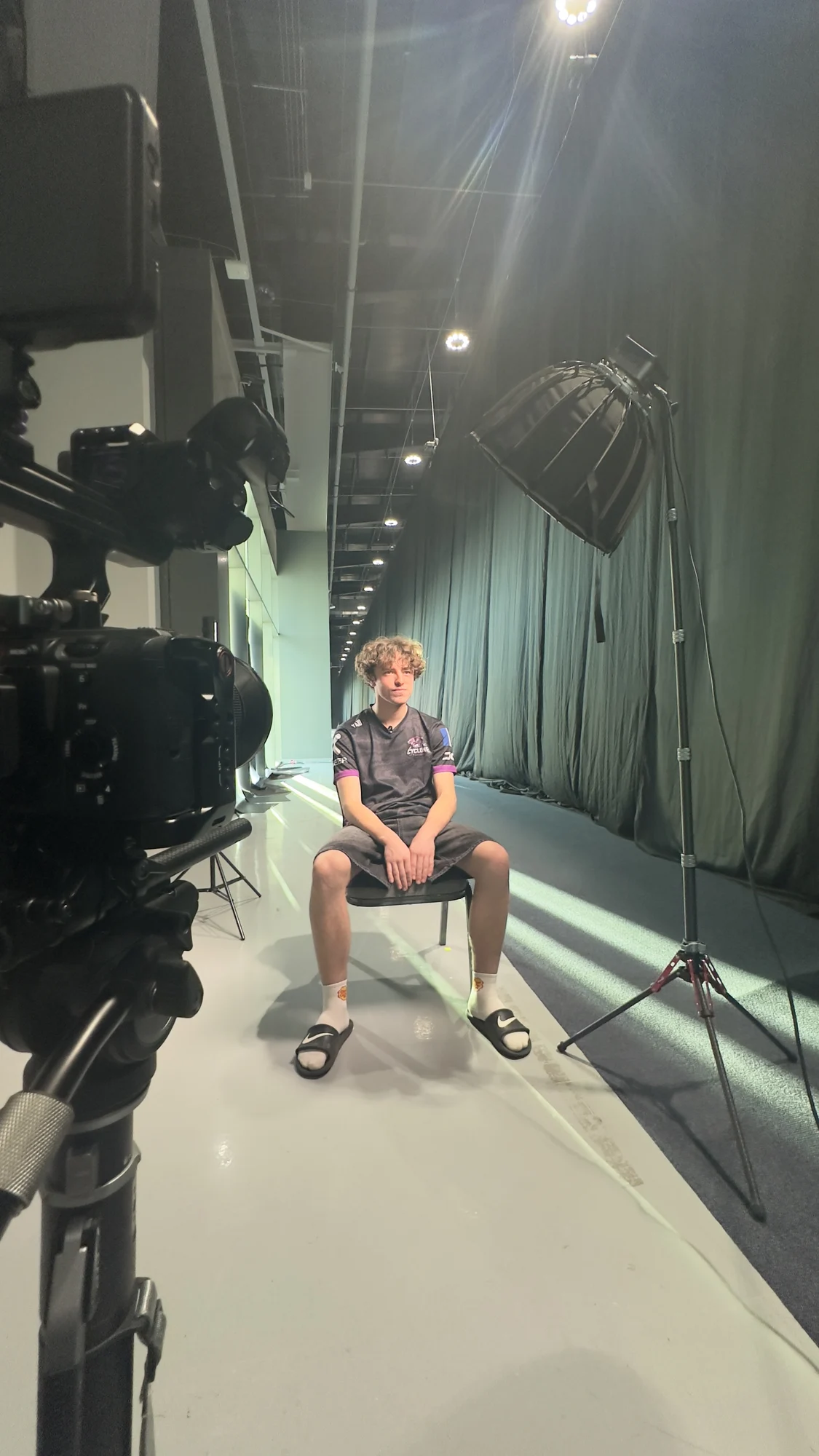 Interview-Setup mit Pilot, Kamera und Softbox