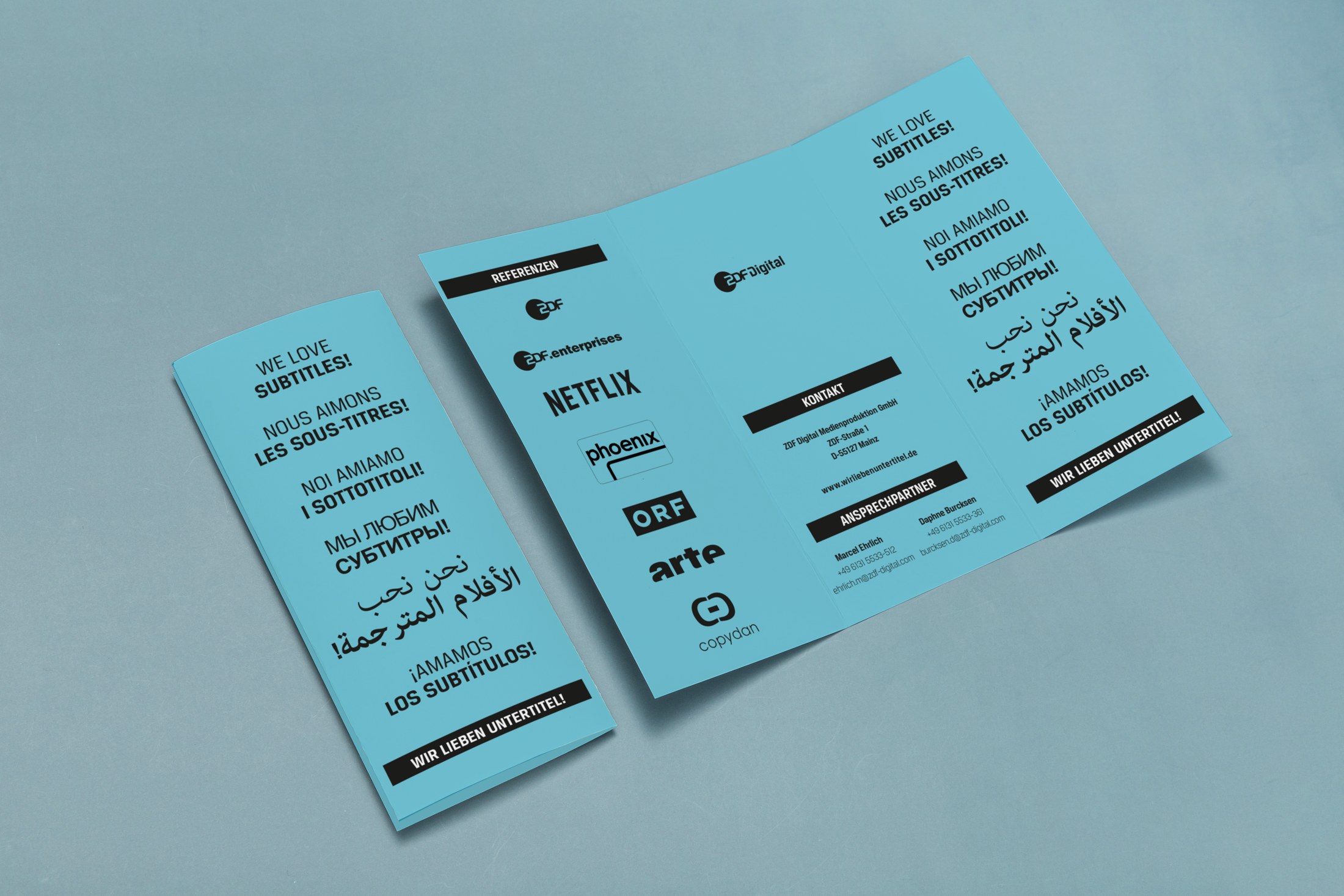 Türkiser Flyer mit Beispielen für Untertitel