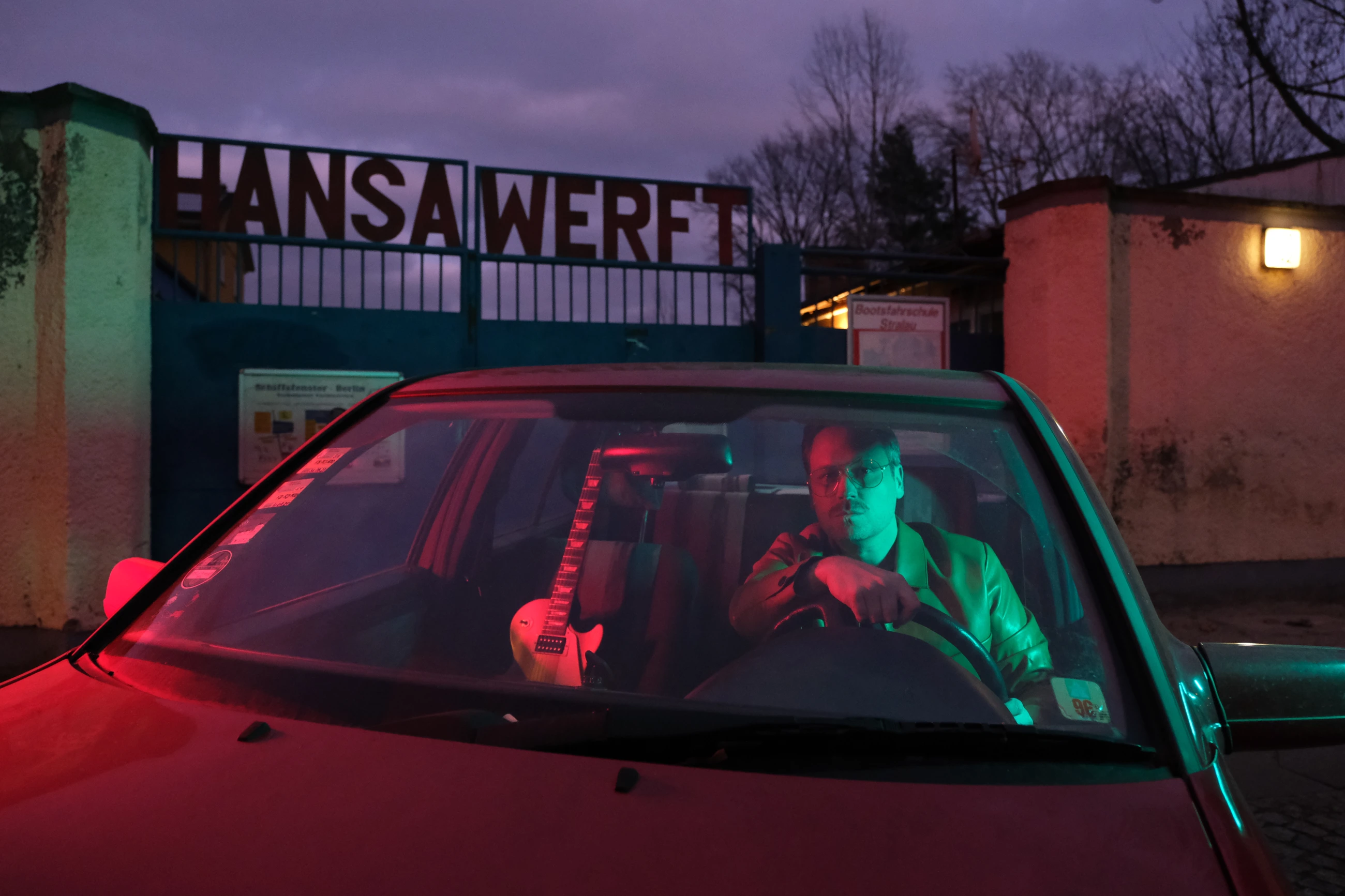 Seriously Johnson und seine Gitarre im Auto vor der Hansa Werft