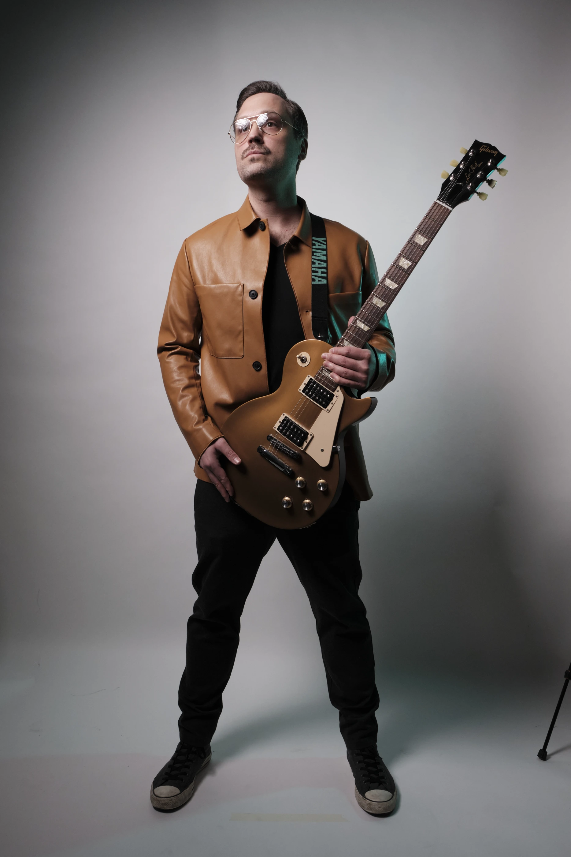 Ganzkörperporträt von Seriously Johnson im Studio mit Gitarre