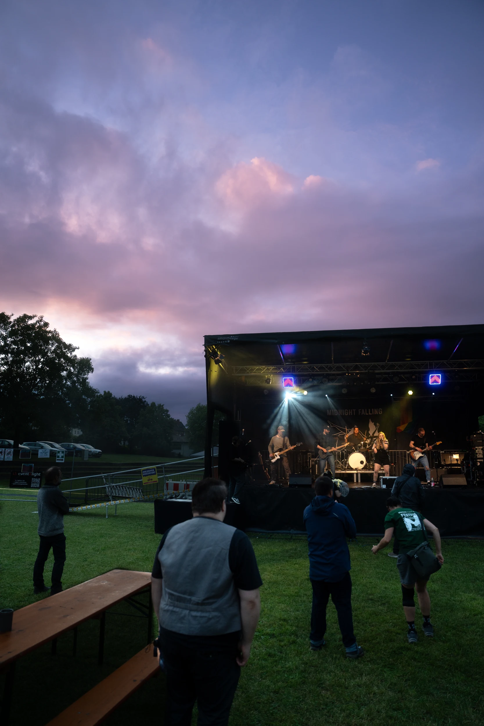 Festivalgelände am Abend unter farbigem Himmel
